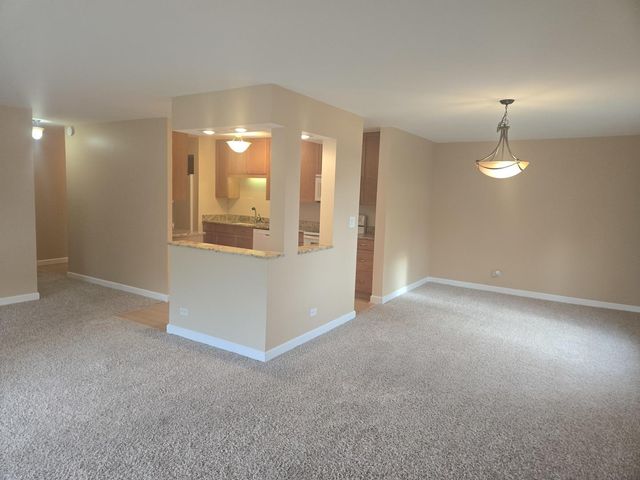 1605 E Central Road 322C, Arlington Heights, IL 60005