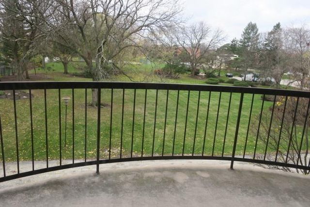 1605 E Central Road 322C, Arlington Heights, IL 60005