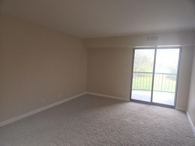1605 E Central Road 322C, Arlington Heights, IL 60005