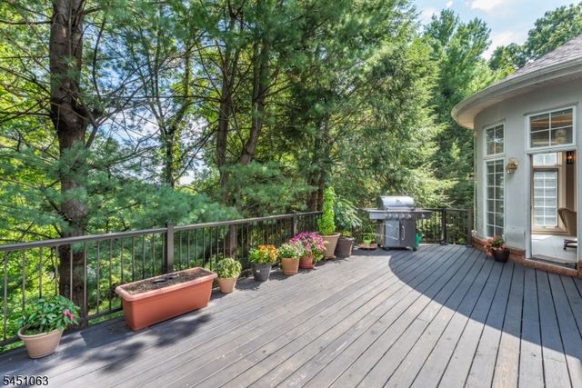 18 Nathan Dr, Montville Twp., NJ 07082
