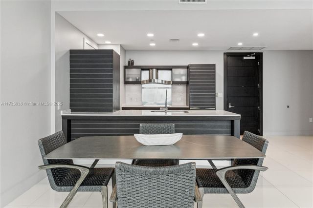 200 Biscayne Boulevard Way 4912, Miami, FL 33131