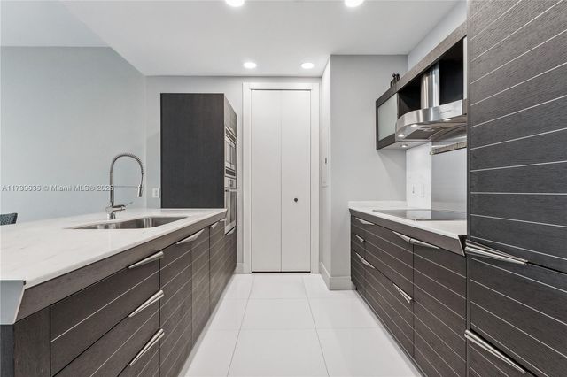 200 Biscayne Boulevard Way 4912, Miami, FL 33131