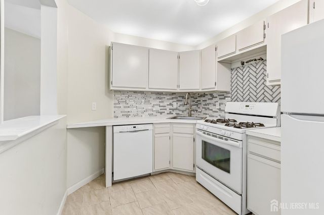4 Chelsea Drive, Piscataway, NJ 08854