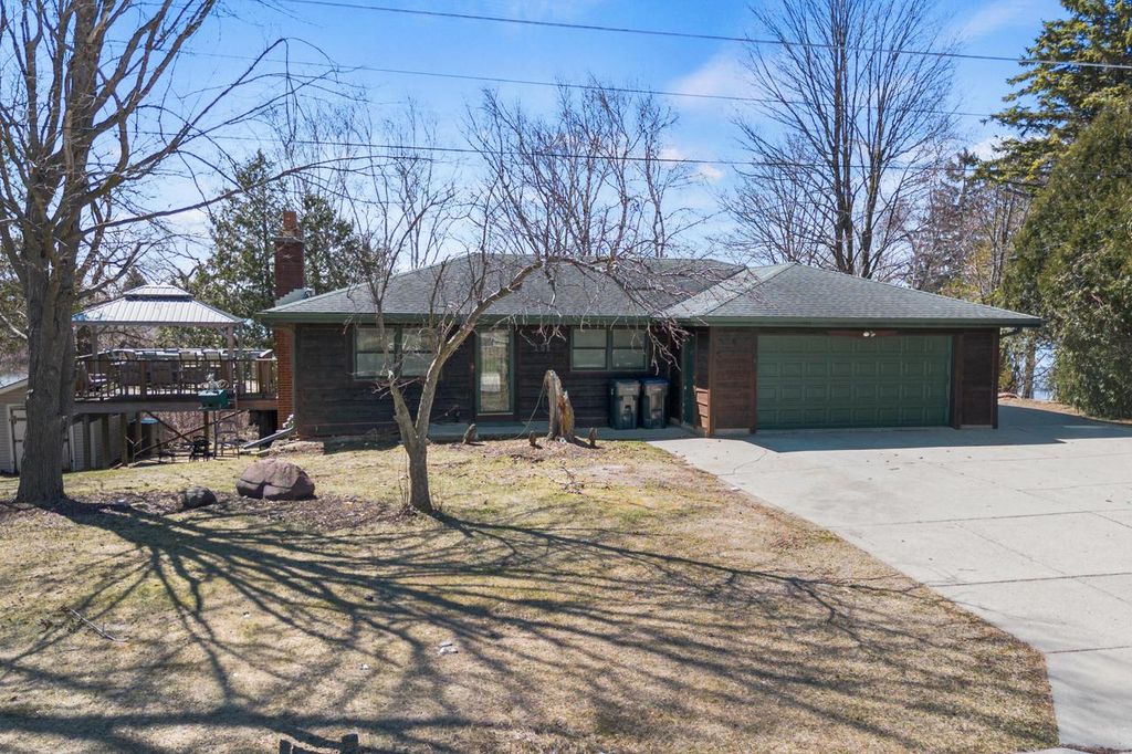 151 E Shore DRIVE, Random Lake, WI 53075