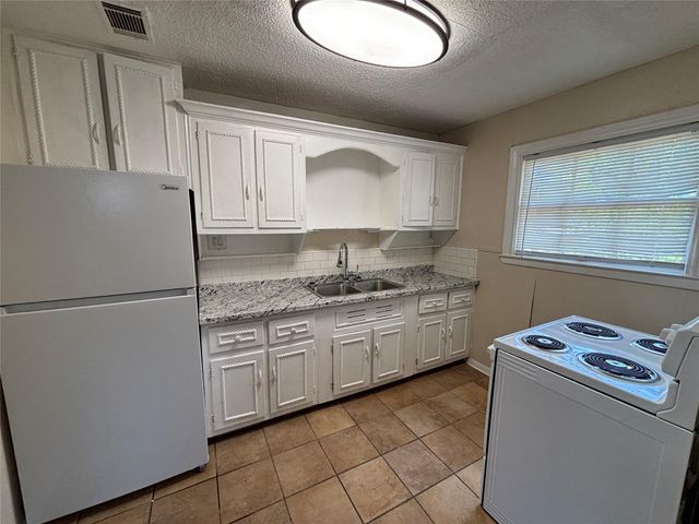45 17th Avenue N, Texas City, TX 77590