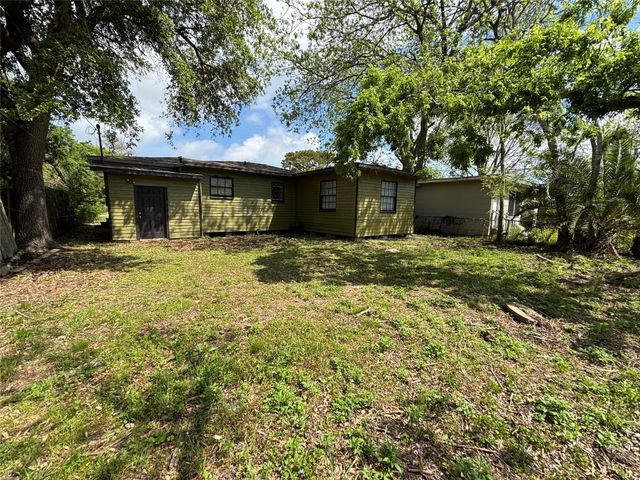 45 17th Avenue N, Texas City, TX 77590