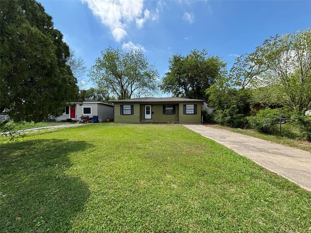 45 17th Avenue N, Texas City, TX 77590