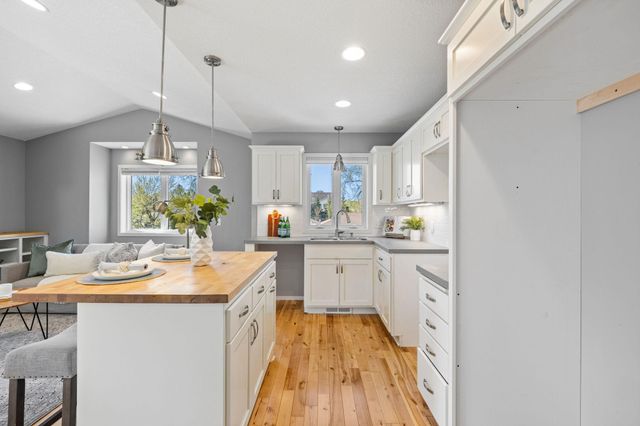 319 Bellwood Avenue, Maplewood, MN 55117