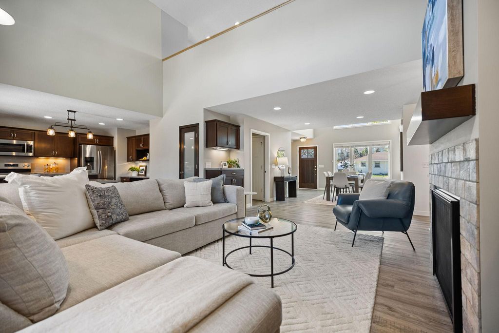 319 Bellwood Avenue, Maplewood, MN 55117 — photo 2