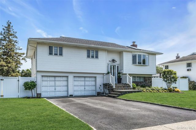 15 Lois Lane, Old Bethpage, NY 11804