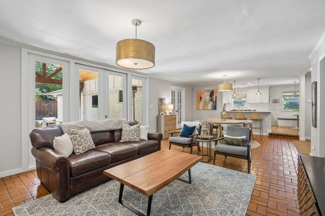 10428 Vinemont, Dallas, TX 75218