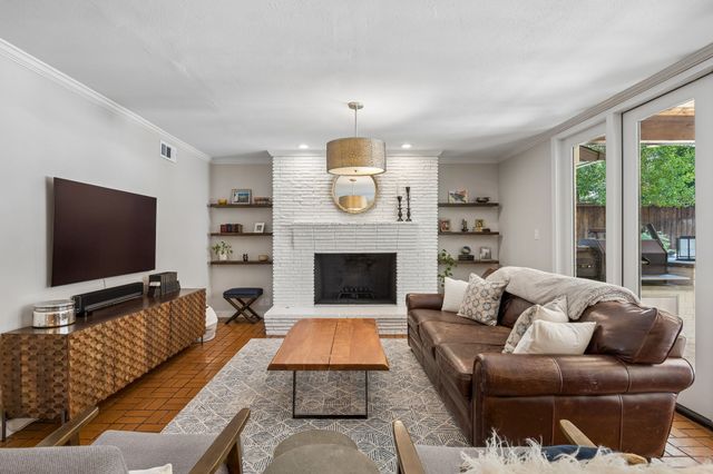 10428 Vinemont, Dallas, TX 75218
