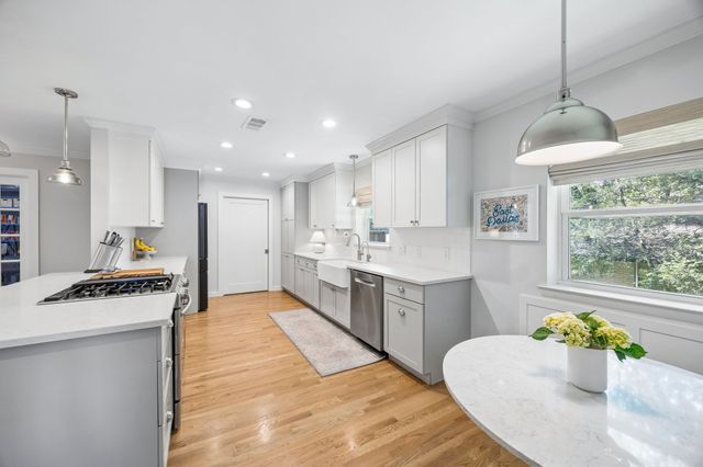 10428 Vinemont, Dallas, TX 75218