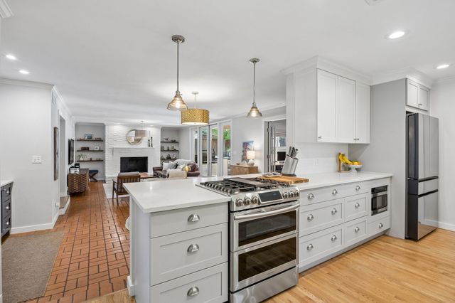 10428 Vinemont, Dallas, TX 75218