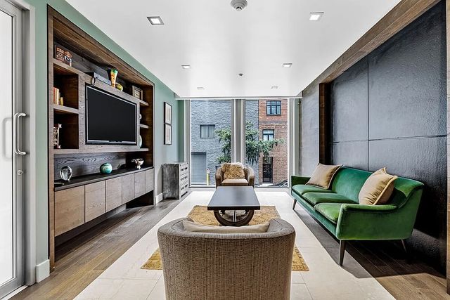 4415 Purves St Apt 11B, New York City, NY 11101