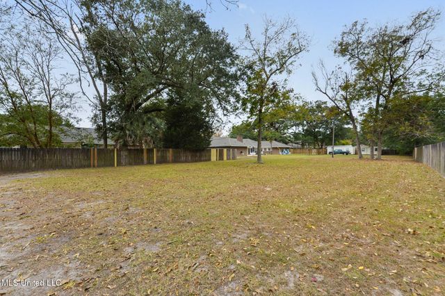 40 Greenbriar Drive, Gulfport, MS 39507