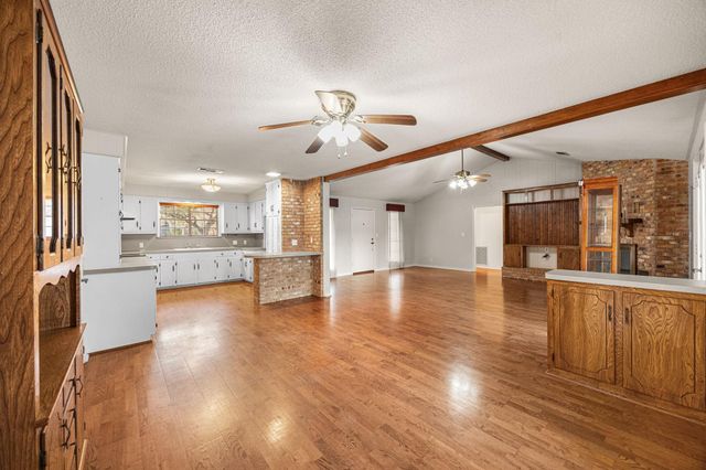 105 Memorial Lane, Columbus, TX 78934