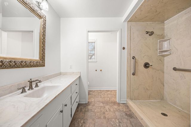 105 Memorial Lane, Columbus, TX 78934