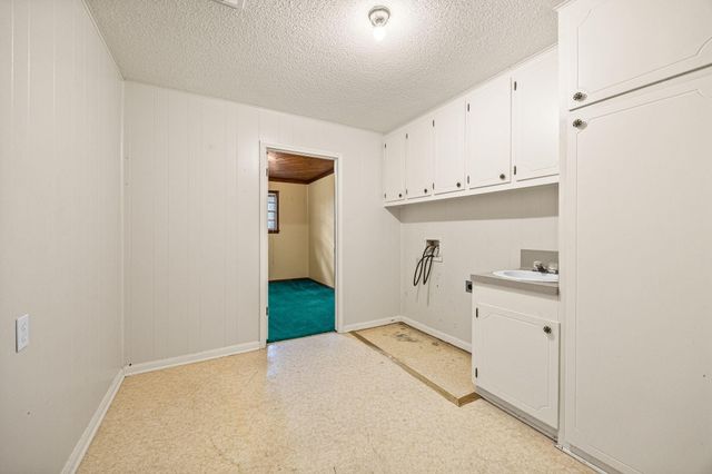 105 Memorial Lane, Columbus, TX 78934