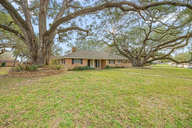 105 Memorial Lane, Columbus, TX 78934