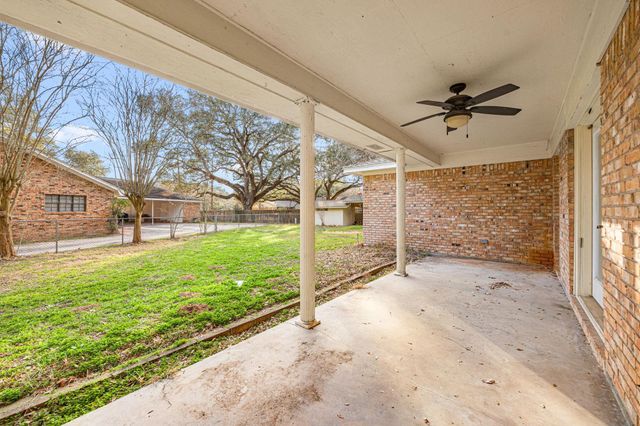 105 Memorial Lane, Columbus, TX 78934