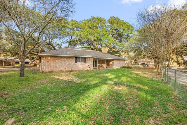 105 Memorial Lane, Columbus, TX 78934