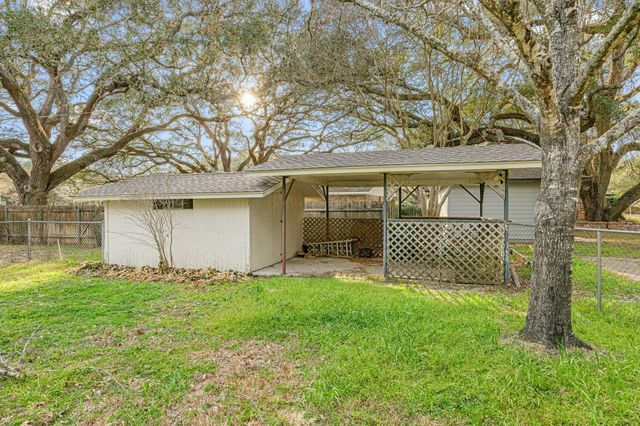 105 Memorial Lane, Columbus, TX 78934