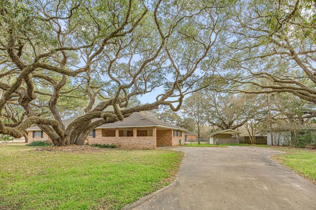 105 Memorial Lane, Columbus, TX 78934