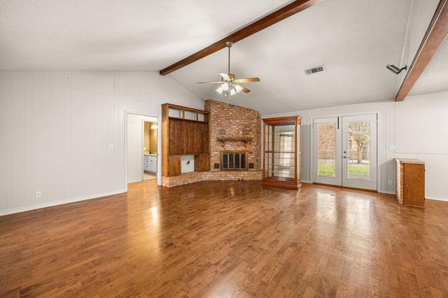 105 Memorial Lane, Columbus, TX 78934