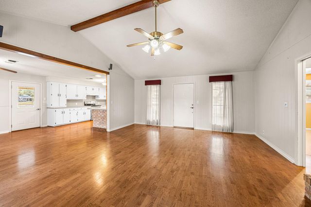 105 Memorial Lane, Columbus, TX 78934