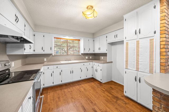 105 Memorial Lane, Columbus, TX 78934