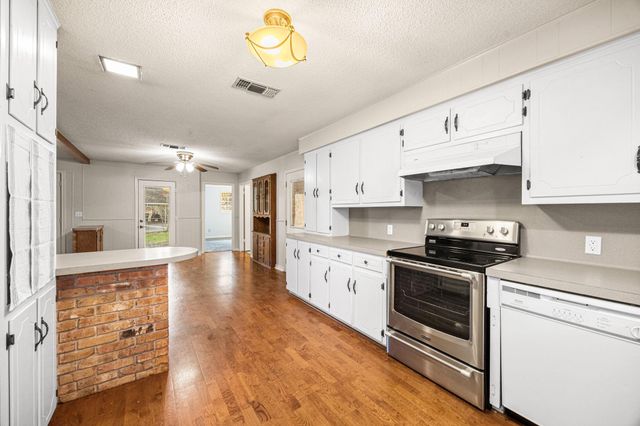 105 Memorial Lane, Columbus, TX 78934