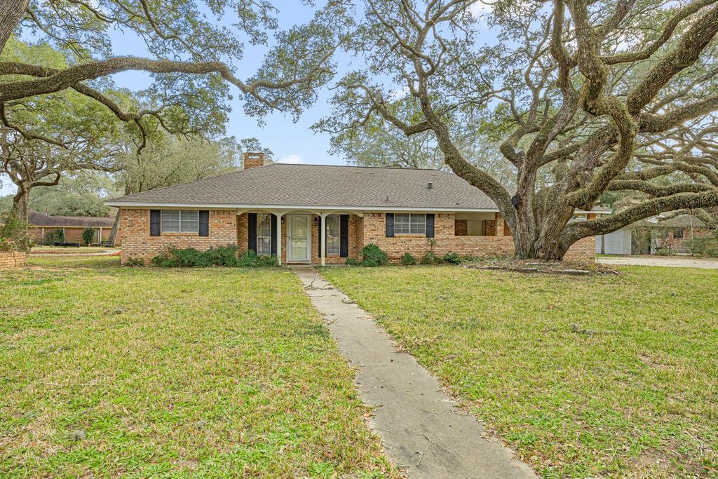 105 Memorial Lane, Columbus, TX 78934