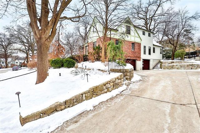 4966 Westwood Road, Kansas City, MO 64112