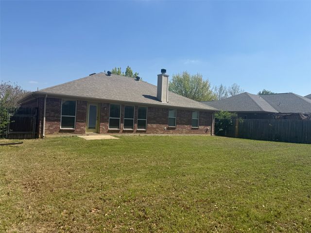 933 Sherry Lane, Saginaw, TX 76179