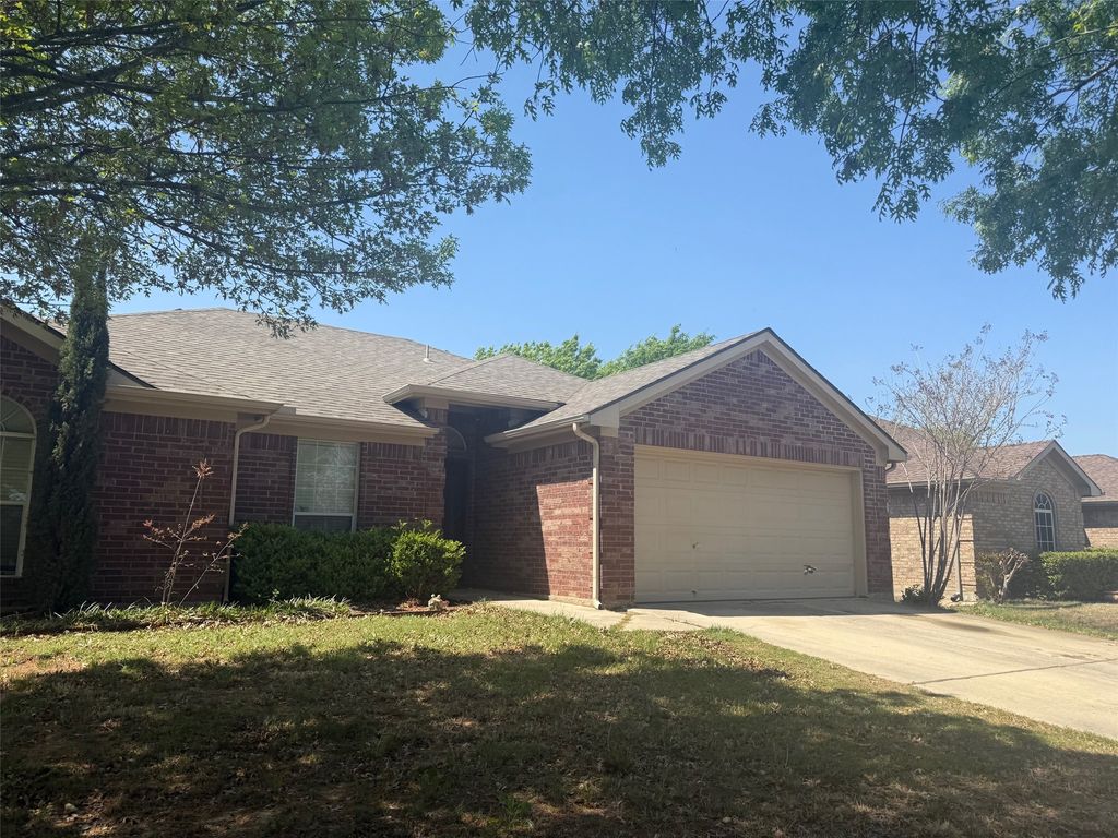 933 Sherry Lane, Saginaw, TX 76179