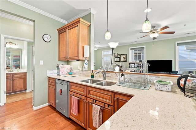 214 S 2nd ST C, Hampton, VA 23664