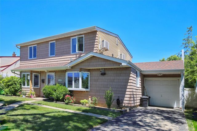 109 Old Oak Lane, Levittown, NY 11756