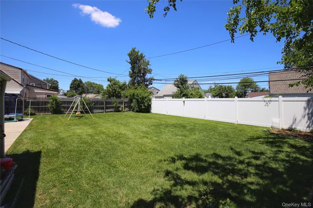 109 Old Oak Lane, Levittown, NY 11756