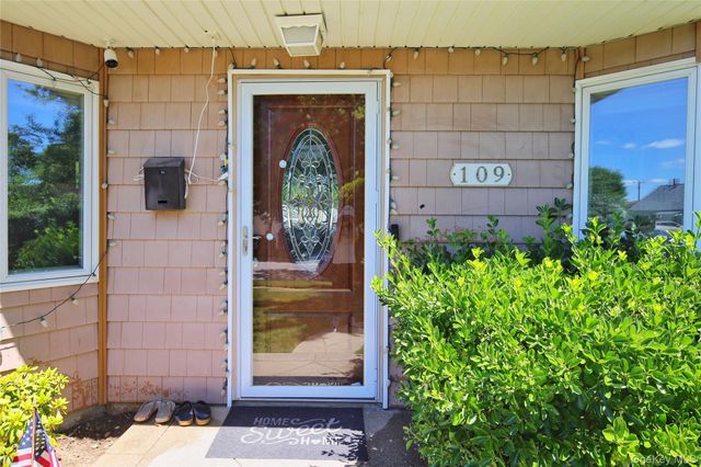 109 Old Oak Lane, Levittown, NY 11756