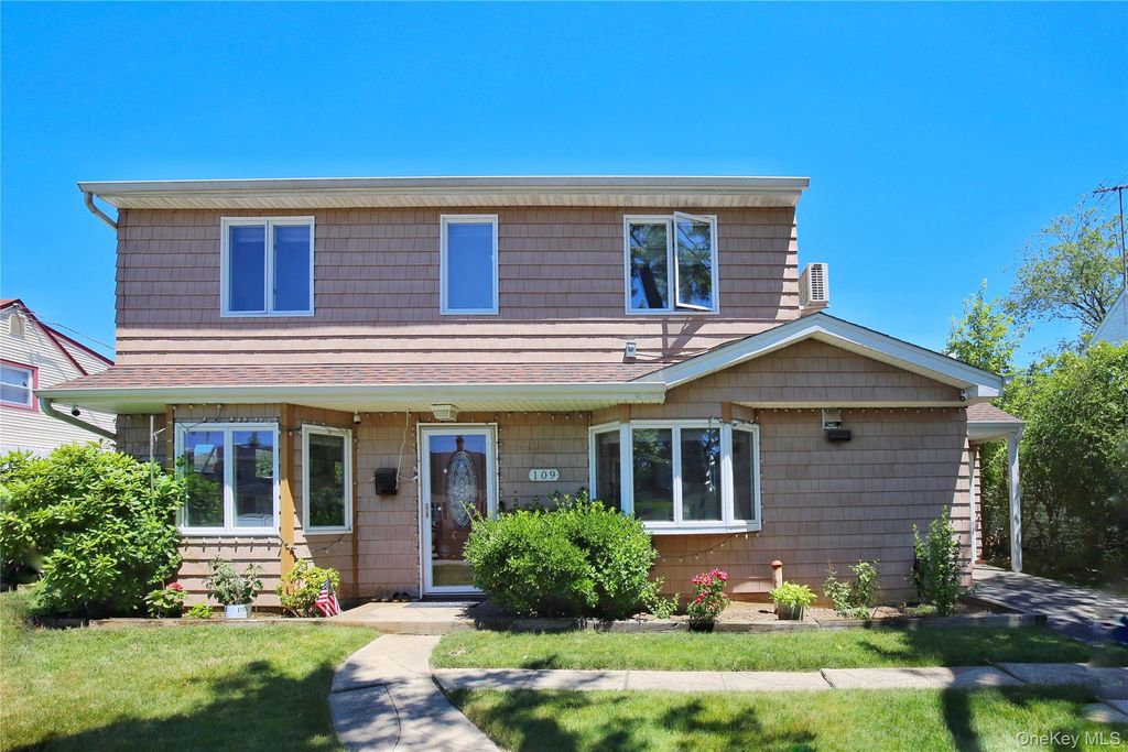 109 Old Oak Lane, Levittown, NY 11756