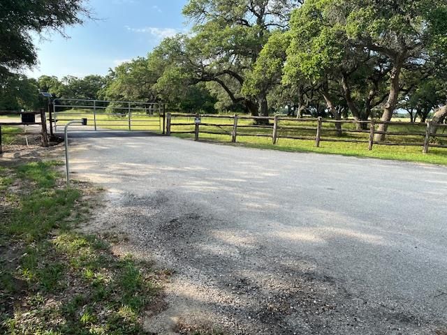 534 Scotts School RD, Flatonia, TX 78941