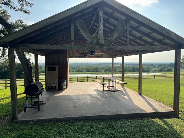 534 Scotts School RD, Flatonia, TX 78941