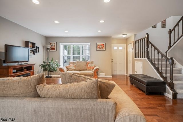 85 Almond Dr, Franklin Twp., NJ 08873