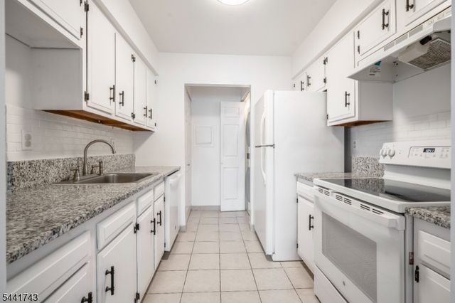 85 Almond Dr, Franklin Twp., NJ 08873