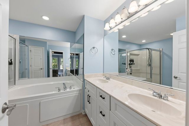 808 Shandrew Drive 808, Naperville, IL 60540