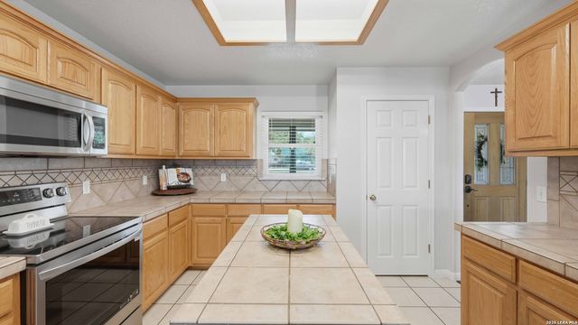 113 MILLER CV, La Vernia, TX 78121
