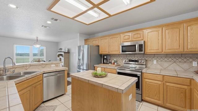 113 MILLER CV, La Vernia, TX 78121