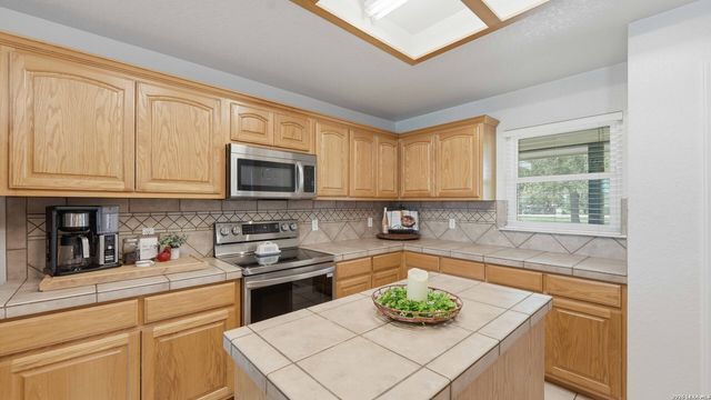 113 MILLER CV, La Vernia, TX 78121