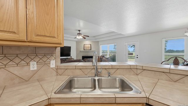 113 MILLER CV, La Vernia, TX 78121